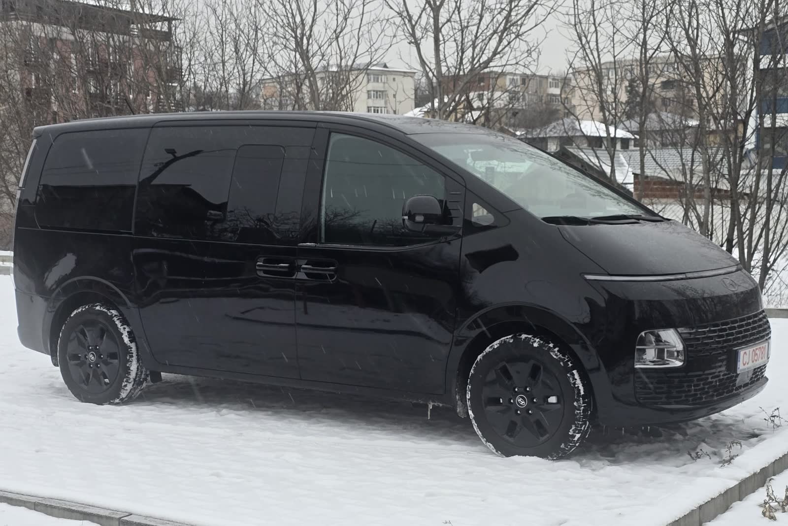 Autovehiculul de transport folosit pentru drumuri lungi și repatrieri