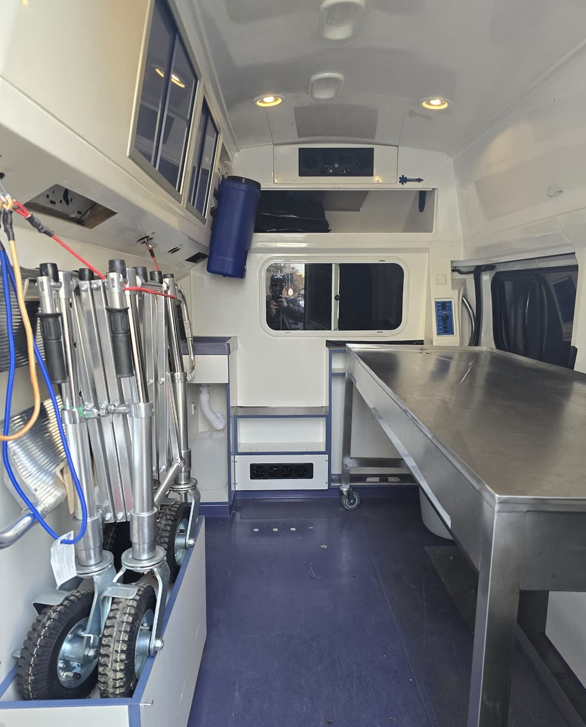 Interiorul mașinii de transport: masă inox, targi și echipamente