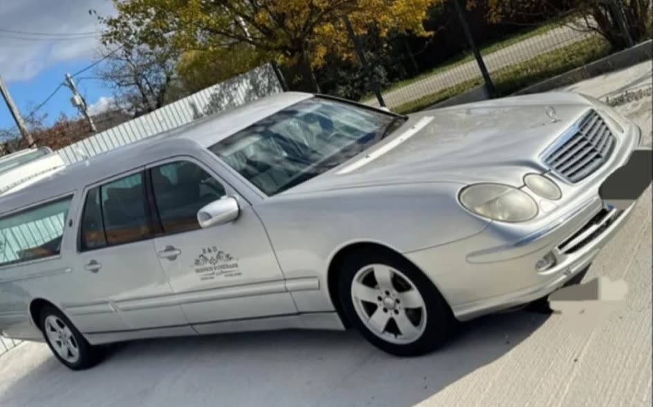 A doua mașină funerară, argintie